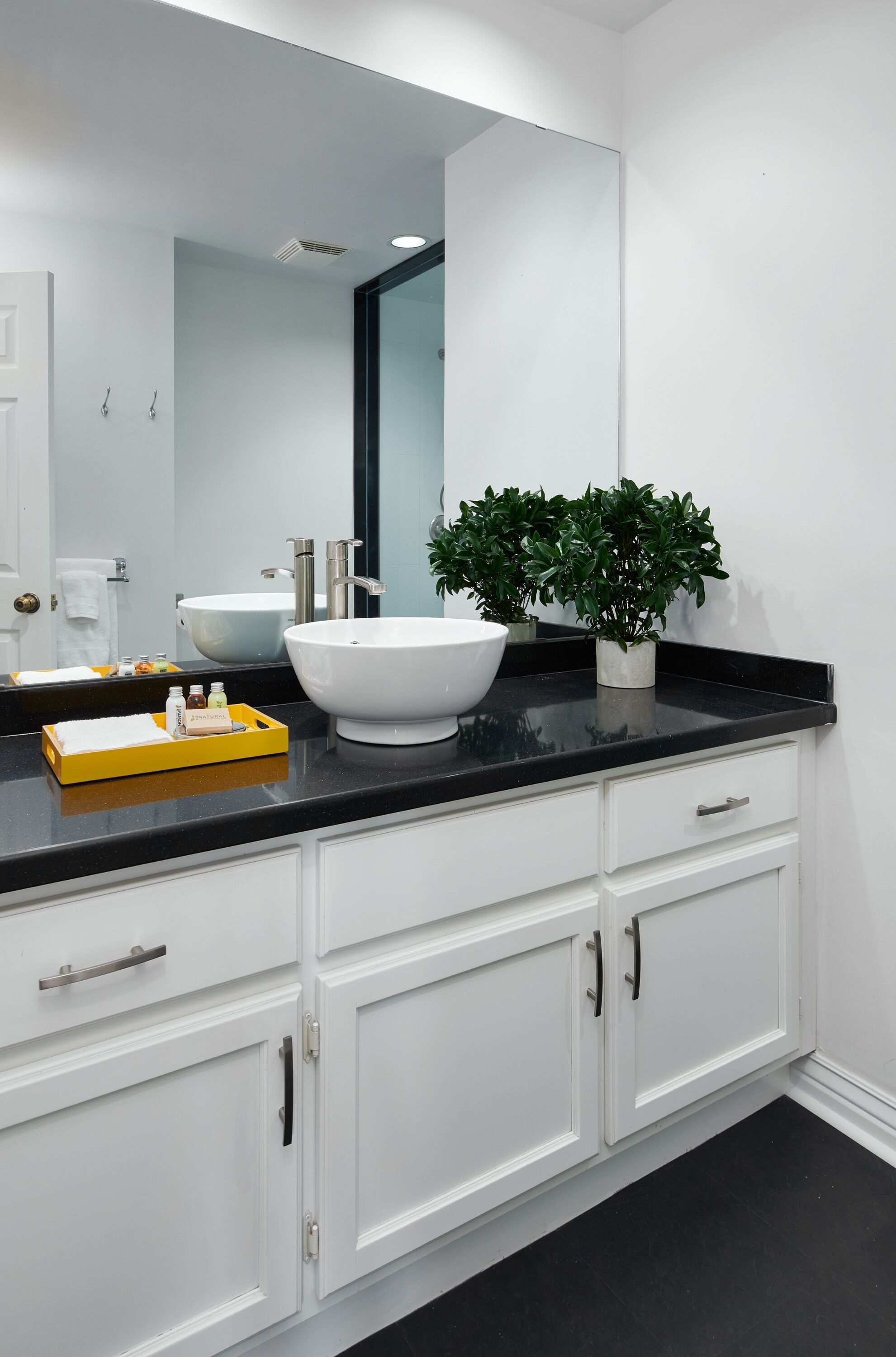 superior apartment, 2 queen beds | living area | 43-inch flat-screen tv with cable channels, tv