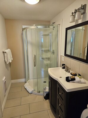 Suite studio Confort, 1 grand lit | Salle de bain | Douche, articles de toilette (gratuits), séchoir à cheveux