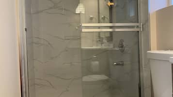 Bruser, miljøvenlige toiletartikler, hårtørrer, hjemmesko
