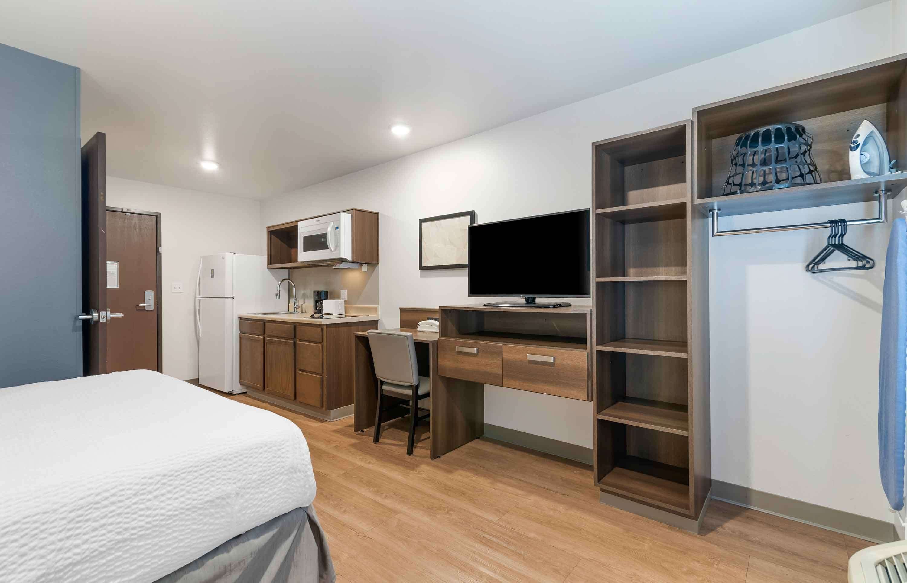 Standard Studio, 1 Queen Bed, Non Smoking, Refrigerator & Microwave