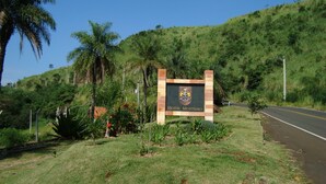 A sign for Hotel Mosteiro with a mountainous backdrop. - Hotel Mosteiro Brotas (Brotas)