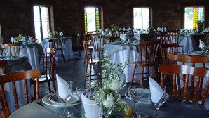 A banquet hall with round tables set for dining, featuring white tablecloths, wooden chairs, and floral centerpieces. - Hotel Mosteiro Brotas (Brotas)