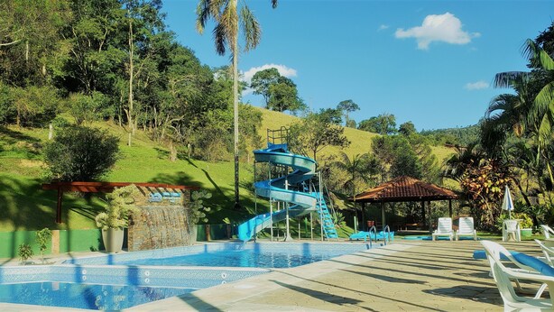 Piscina con cascada