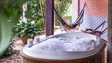 Luxury Cabin (Morada do Bosque com Ôfuro) | Private spa tub