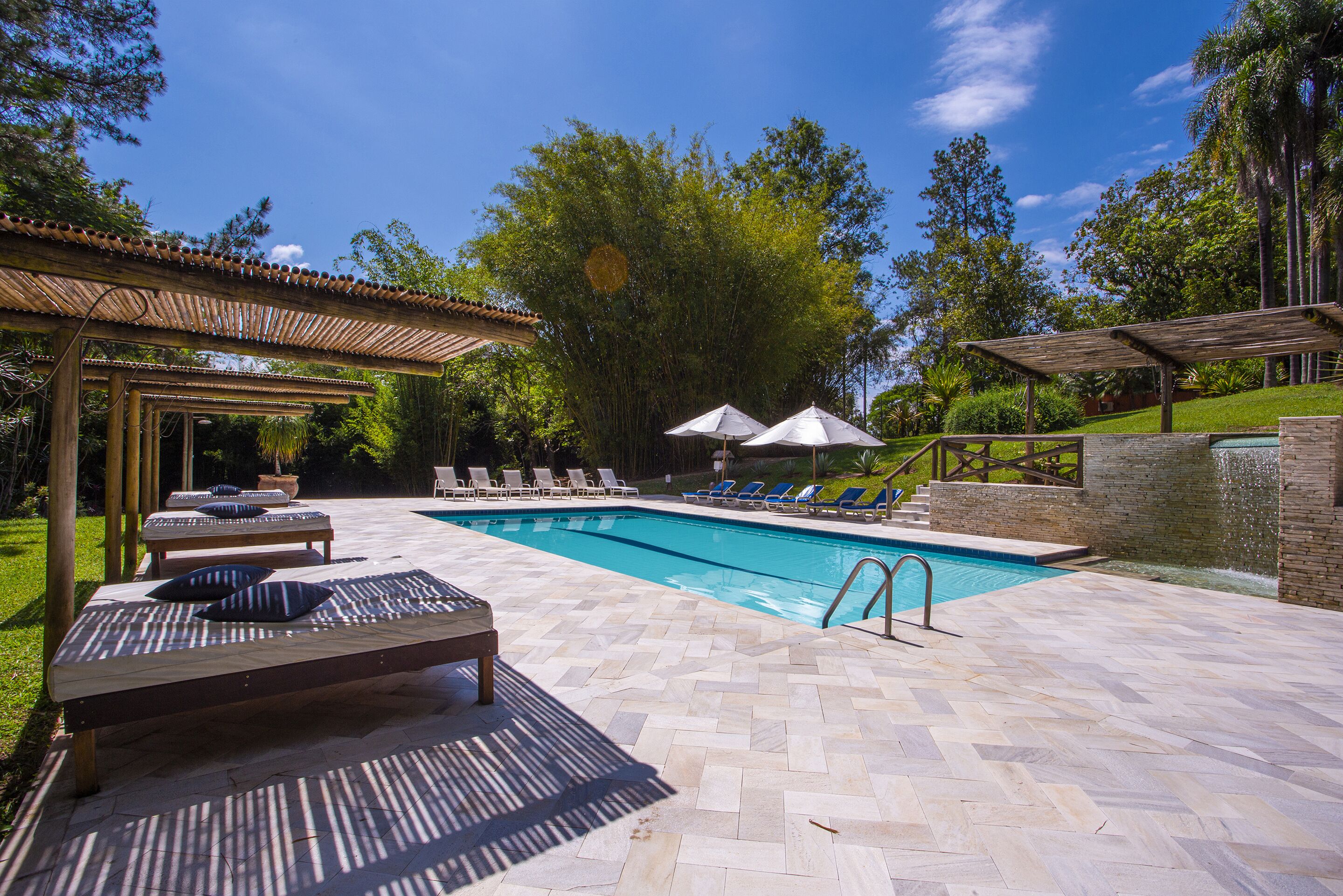 Piscina interna, espreguiçadeiras