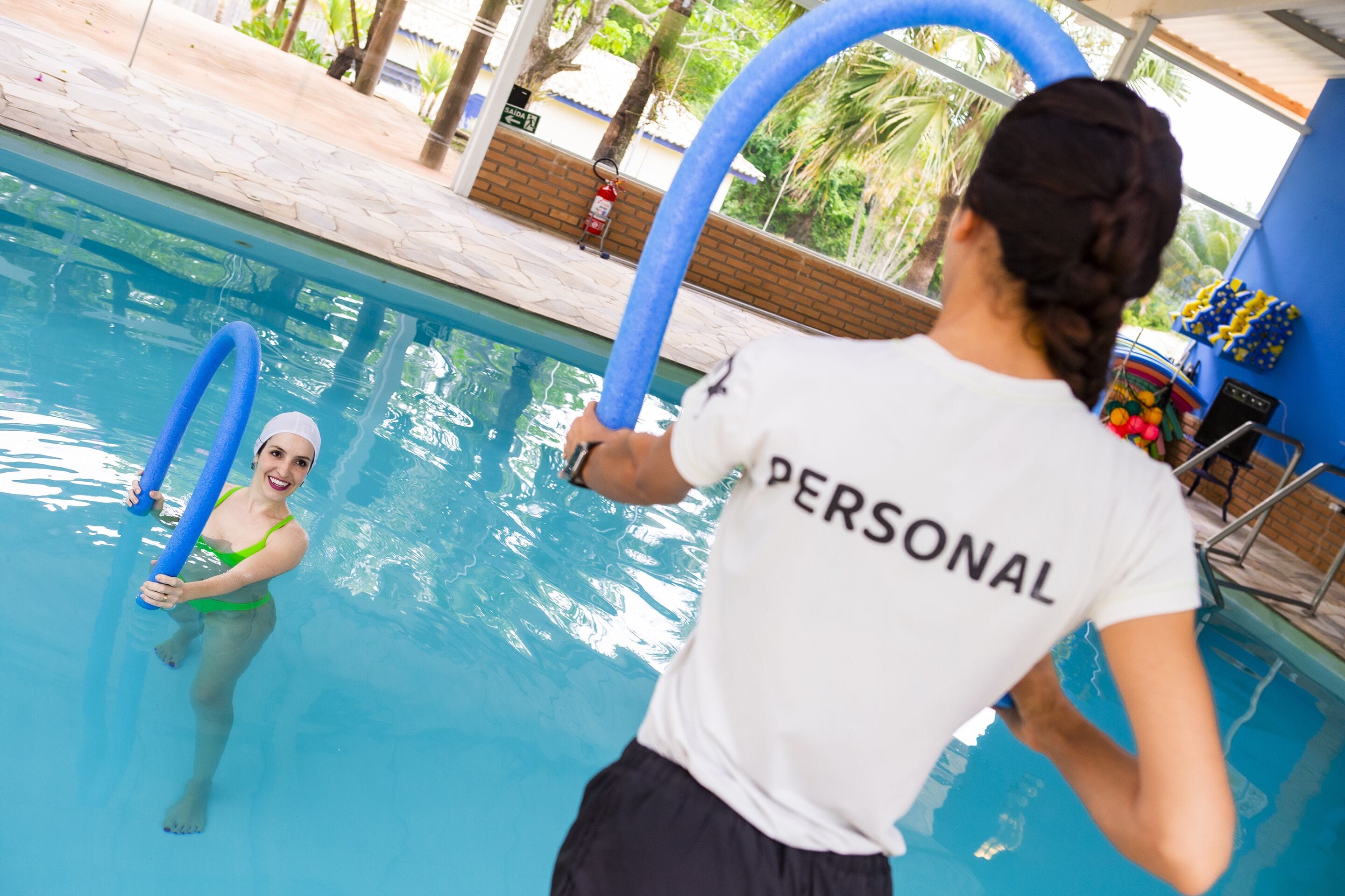Piscina interna, espreguiçadeiras