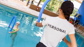 Piscina interna, espreguiçadeiras