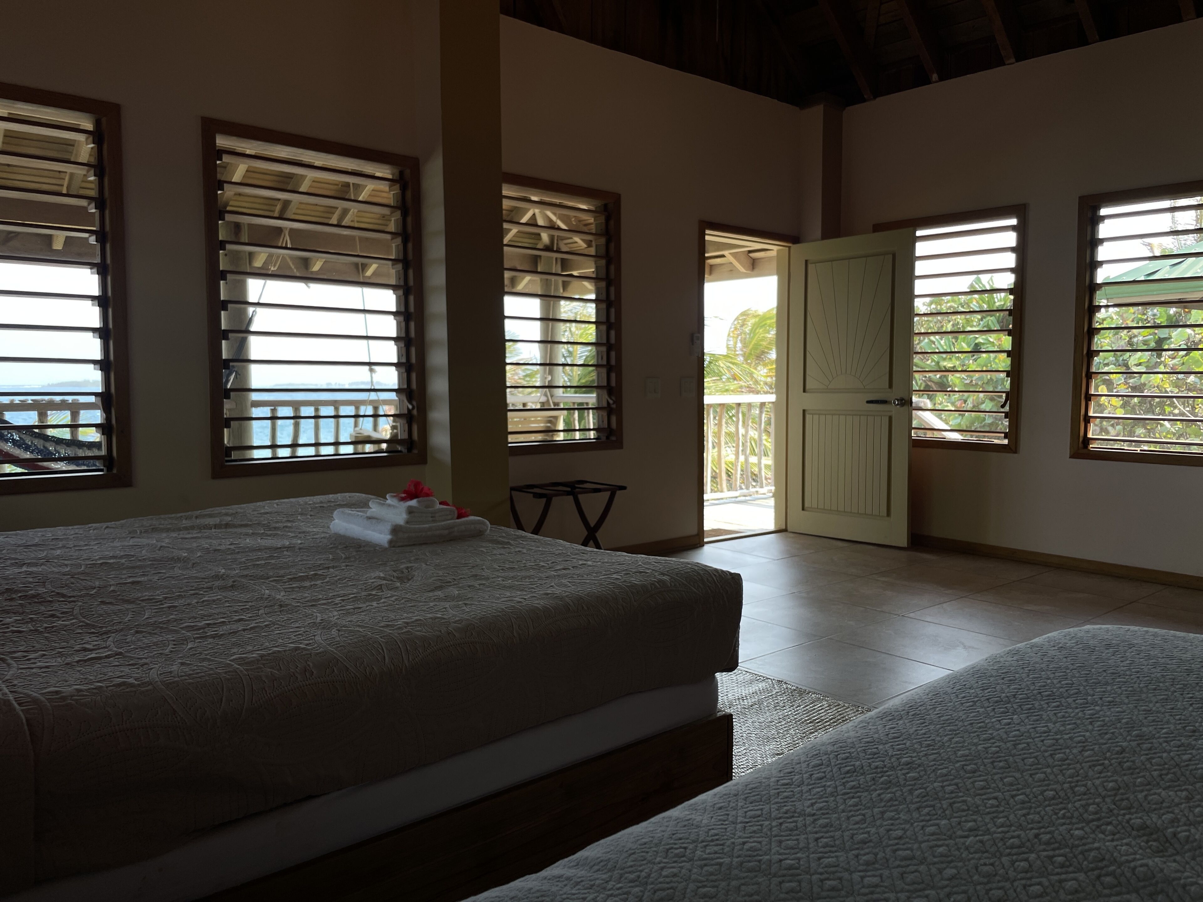 Caja de seguridad en la habitación, wifi gratis y ropa de cama 