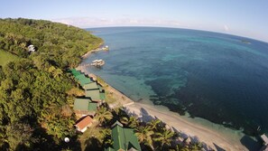 位於海灘上、白沙、躺椅、海灘浴巾