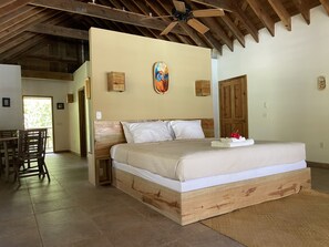 豪華開放式客房, 簡易廚房, 海景 | 客房內保險箱、免費無線上網、床單