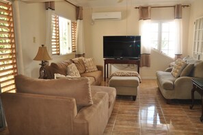 Luksushuvila, 4 makuuhuonetta, valtamerinäköala | Oleskelualue | Taulutelevisio