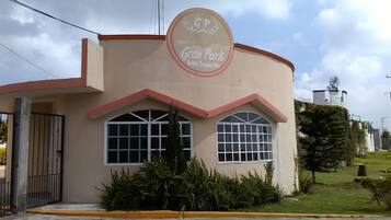 Vista frontal de la propiedad