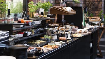 Desayuno buffet diario (PLN 80 por persona)