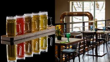 Eine Bar mit mehreren Bierkrügen und einem Blumentopf.