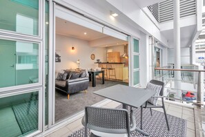 Outdoor dining - Princes Wharf Boutique Apartment (Auckland)
