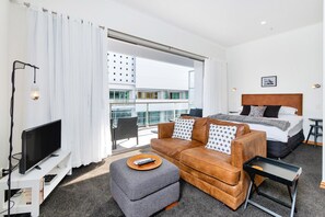 Premium bedding, down duvets, pillow-top beds, individually decorated - Princes Wharf Boutique Apartment (Auckland)