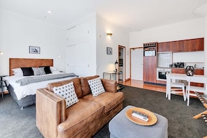 Premium bedding, down duvets, pillow-top beds, individually decorated - Princes Wharf Boutique Apartment (Auckland)