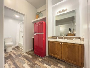 Comfort Single Room | Bathroom | Towels - The Oakwood Inn (Sterling)