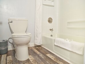Comfort Single Room | Bathroom | Towels - The Oakwood Inn (Sterling)