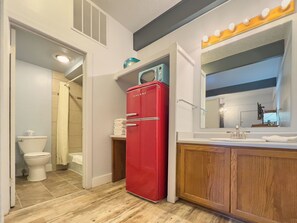 Comfort Double Room, 2 Queen Beds | Bathroom | Towels