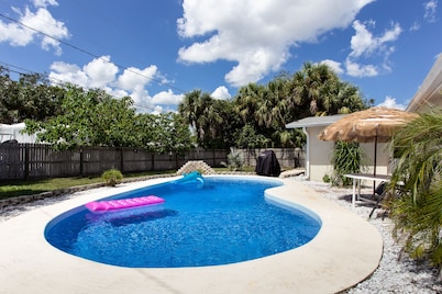 Acogedora casa de escapada con piscina y nuevos pisos de azulejos.