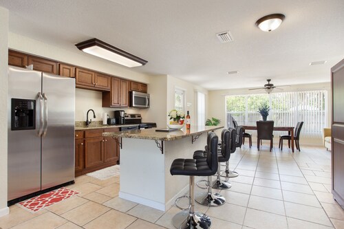 4 Bedroom Cozy Getaway Pool house in the Heart of Melbourne