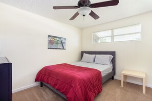 4 habitaciones, tabla de planchar con plancha, wifi y ropa de cama 