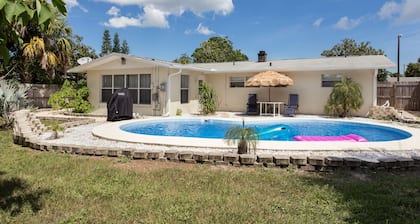 4 Bedroom Cozy Getaway Pool house in the Heart of Melbourne