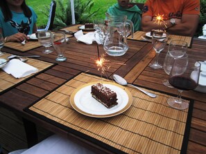 A table with a dessert, glasses, and a pitcher. - Bed and breakfast with a swimming pool east of Limoges (Châteauneuf-La-Forêt)