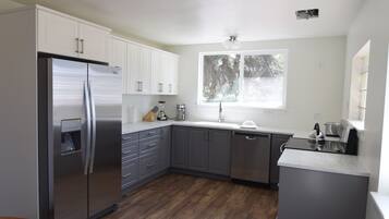 Kjøleskap, mikrobølgeovn, ovn og kokeplater