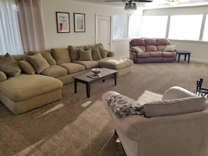 Smart TV, books - Newly remodeled, clean, comfortable, and centrally located (Lindon)