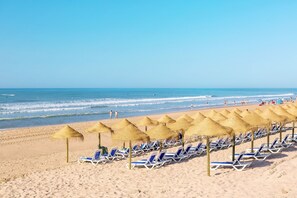 Plage à proximité, chaises longues
