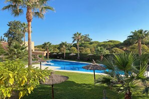 Outdoor pool - SUN, NATURE AND BEACH. Cozy, bright, large garden with views of pine forests (Islantilla)