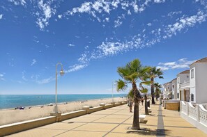 بالقرب من الشاطئ، كراسي للتشمس