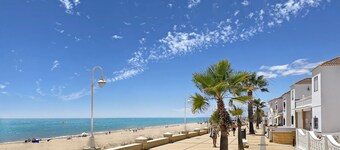 SUN, NATURE AND BEACH. Cozy, bright, large garden with views of pine forests