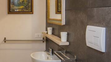 Dusche, Haartrockner, Bidet, Handtücher