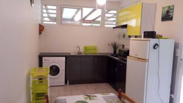 雪櫃、微波爐、焗爐、爐具