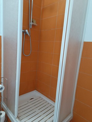 Chuveiro/banheira combinados, secador de cabelo, bidê, toalhas de banho