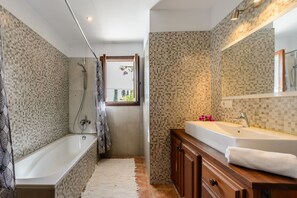 Combined shower/bathtub, jetted bath, hair dryer, bidet - Can Rosa Ibiza, private pool & 10 minutes to the beach  (Santa Gertrudis, Ibiza)