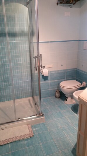 Duschwanne, Haartrockner, Bidet, Handtücher