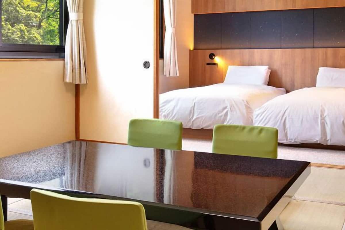 1 kamar tidur, minibar, brankas, dan meja kerja