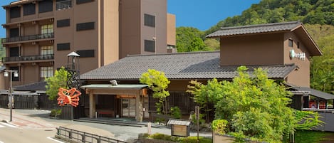 Vista frontal de la propiedad