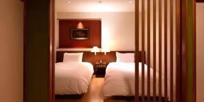 Habitación, para no fumadores, vista al río (Japanese-Western Room, with Onsen) | Minibar, caja de seguridad en la habitación y wifi gratis