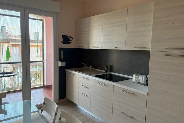 Cafetera/tetera, refrigerador, placa de cocina, utensilios de cocina
