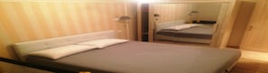 2 habitaciones y tabla de planchar con plancha