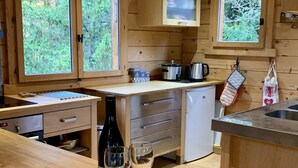 コーヒー / ティーメーカー、冷蔵庫、電子レンジ、オーブン