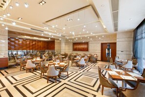 بوفيه فطور يوميًا بتكلفة قدرها (68 CNY للشخص)