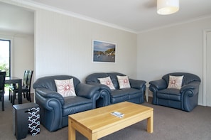 Villa, 4 Bedrooms | Living area
