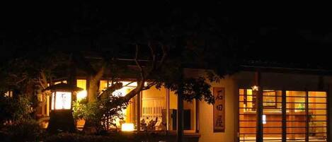 Facciata della struttura - sera/notte