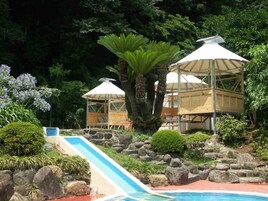 Una piscina al aire libre de temporada